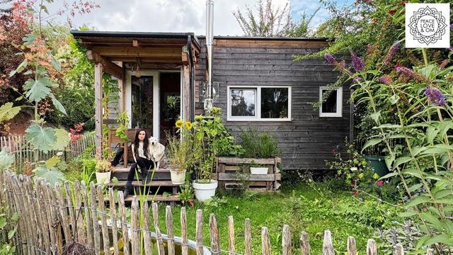 Tiny House in Bayern: Tattoo-Künstlerin lebt mit 3 Hunden und 2 Pferden