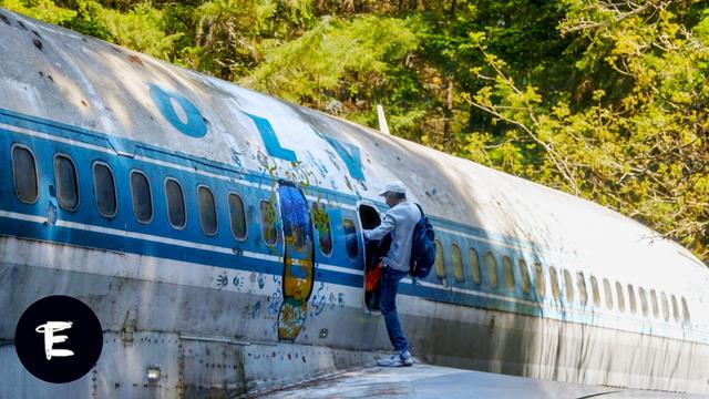 Bruce lives in an airplane. He's using AI to end the world | Documentary