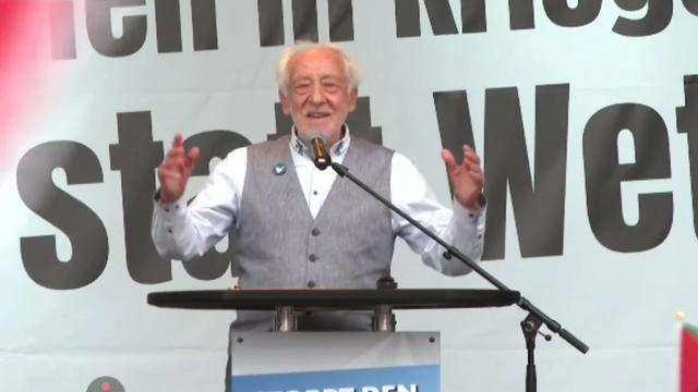 Dieter Hallervorden, 90, - Rede auf Friedensdemo am 13.09.25 am Brandenburger Tor in Berlin