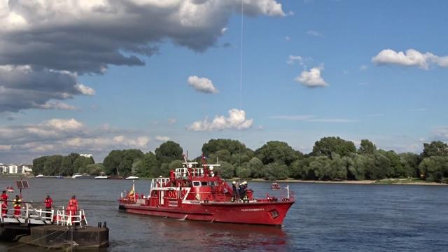 Köln - Höhenrettung an der Seilbahn über dem Rhein / Cologne - High angle rescue at the cable car