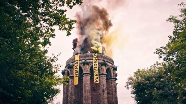 „Heimat verteidigen!“ —  Aktivisten der Identitären Bewegung besetzen das Hermannsdenkmal! ⚔️ 🇩🇪