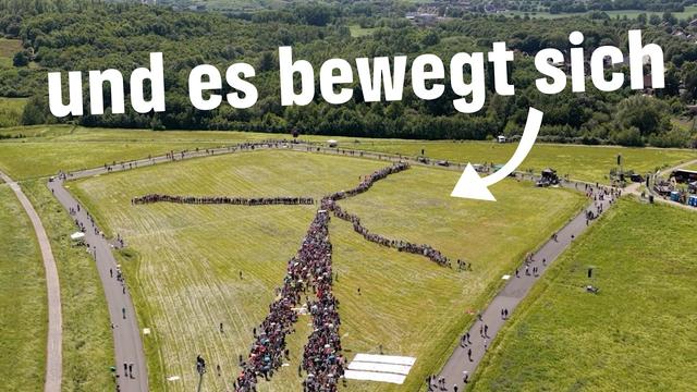 Verrückter WELTREKORD: 2.000 Menschen bilden das größte Windrad aller Zeiten